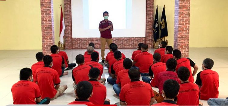 KASI. BIMBINGAN KEMASYARAKATAN, BAPAK SAHAT SIHOMBING, Amd.P, SH SAMPAIKAN HAK DAN KEWAJIBAN WARGA BINAAN PADA KEGIATAN HARI KE-2 MAPENALING